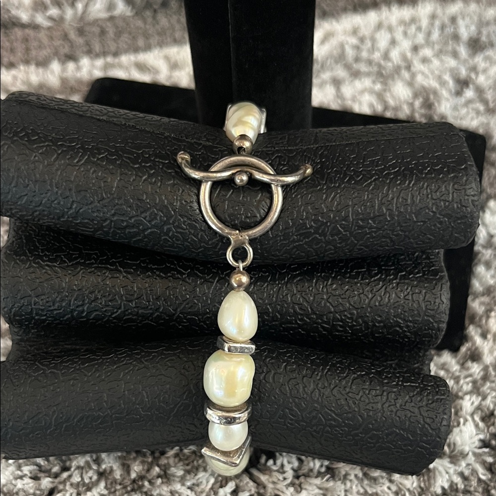 Elegant Pearl and Silver Bracelet - Picture 3 of 6